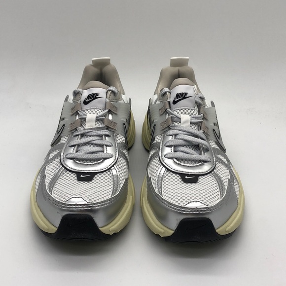 New Nike Wmns V2K Run Summit White Metallic Silver Casual Shoes FD0736-100 NWOB - Picture 3 of 5